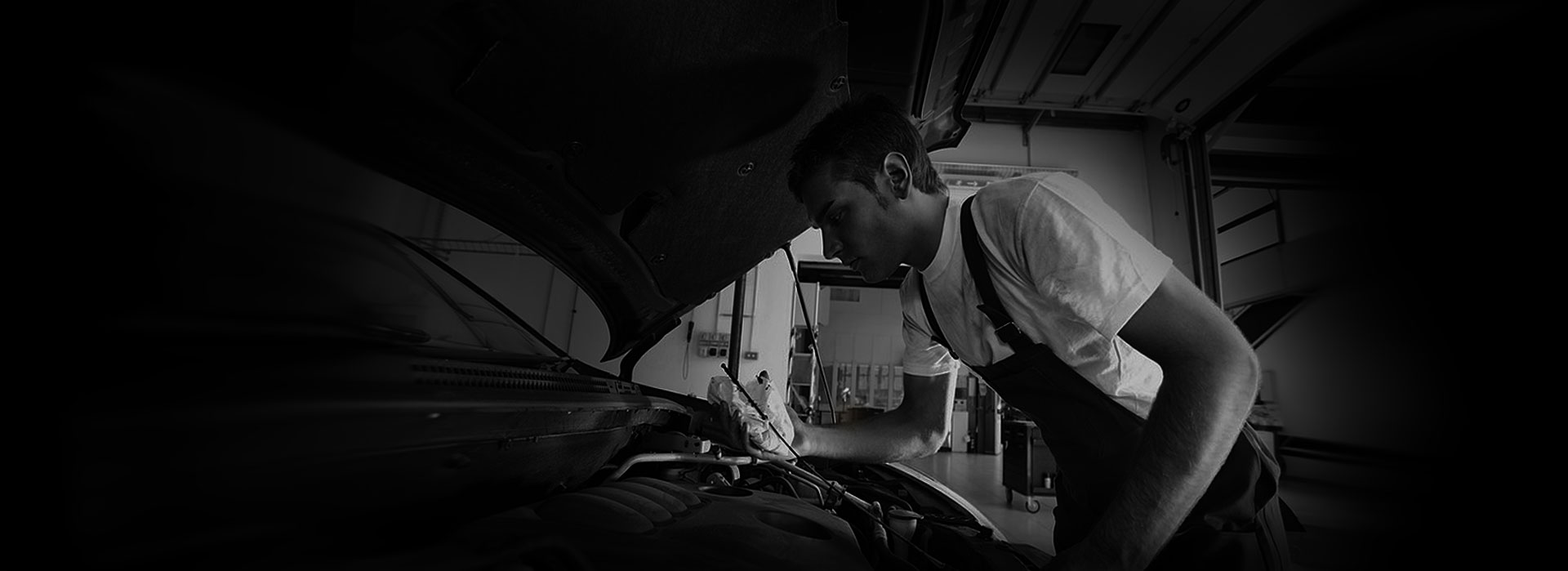 Mechanic looking unnder the bonnet at mike jackson car serviing henderson